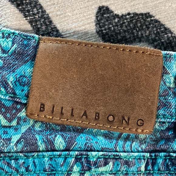 BILLABONG lite hearted shorts - Picture 3 of 5